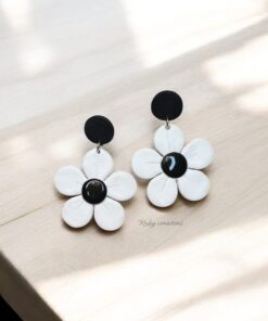 Black and White Daisy