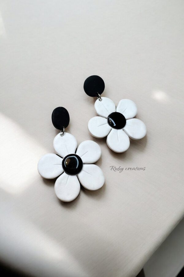 Black and White Daisy