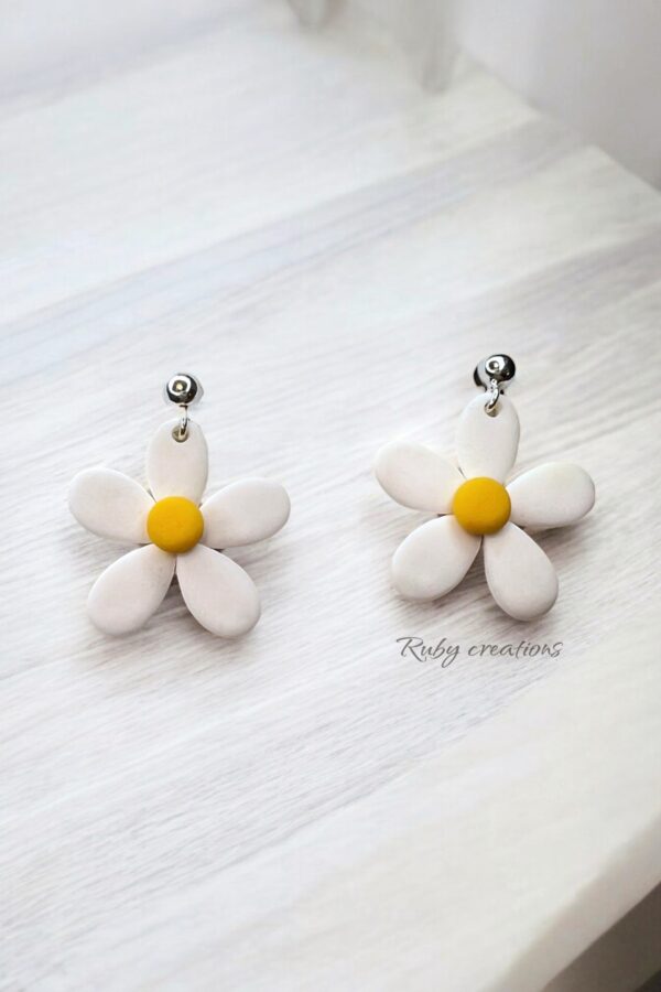 Classic Daisy Stud Earrings