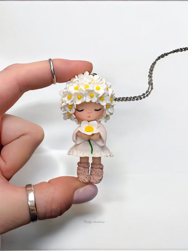 Daisy Flowerette Necklace, social media for artists